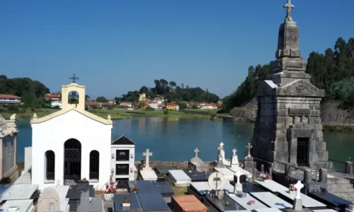 Imagen del cementerio de Niembro durante la marea alta.