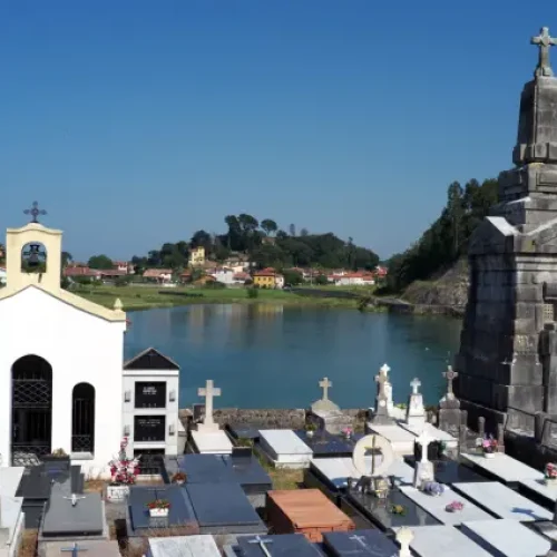 Imagen del cementerio de Niembro durante la marea alta.