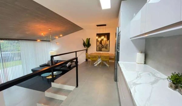 Cocina y salón de La Casa de Hierba