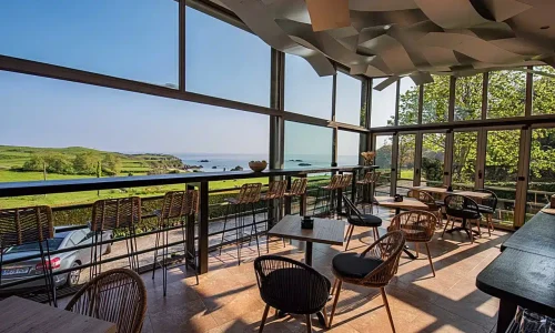 Imagen del comedor del Hotel La Portilla y sus magníficas vistas.