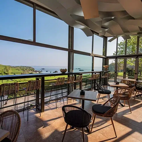 Imagen del comedor del Hotel La Portilla y sus magníficas vistas.
