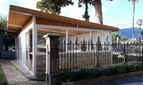 Imagen de un comedor exterior en el hotel Palacio de Garaña