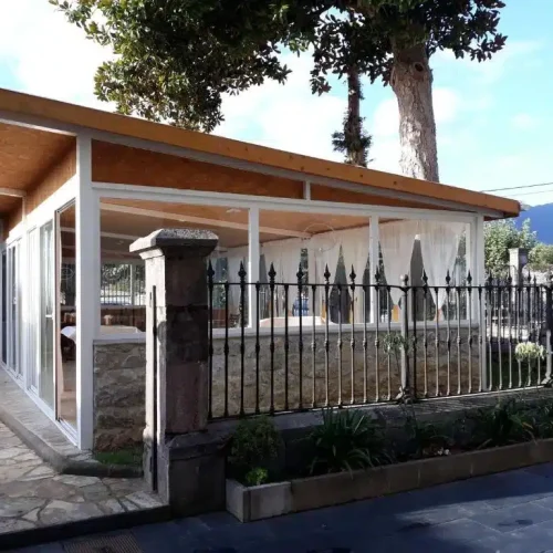 Imagen de un comedor exterior en el hotel Palacio de Garaña