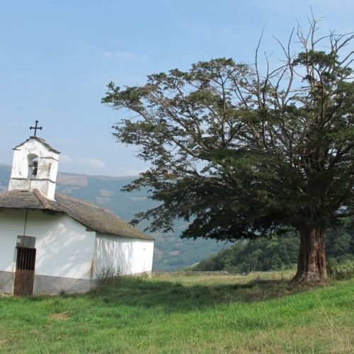 Imagen de una iglesia en la localidad de Corao durante la etapa 2 Los Carriles - Corao