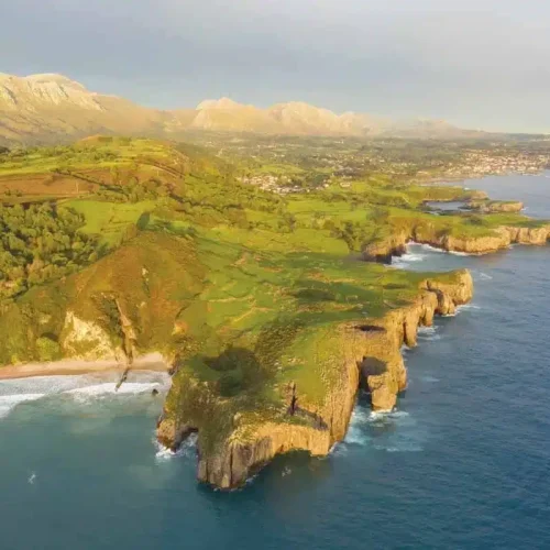 Imagen de la costa de llanes.