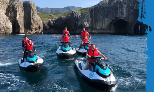 Imagen de un grupo de personas disfrutando de la ruta en moto de agua por las costas riosellanas