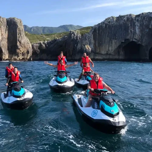 Imagen de un grupo de personas disfrutando de la ruta en moto de agua por las costas riosellanas