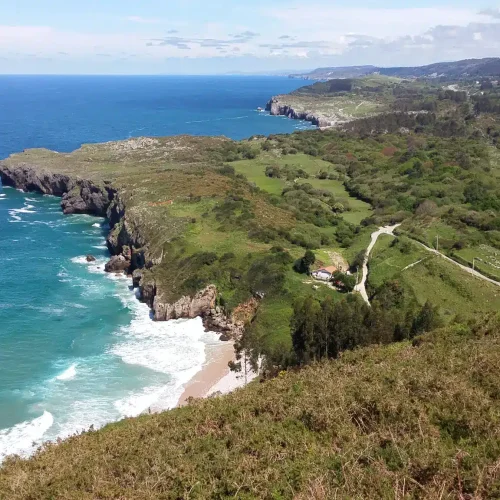 Imagen de la costa de llanes visible desde la ruta de senderismo de pendueles