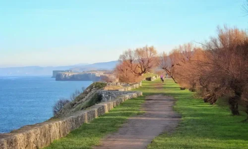 Vista de la costa de Llanes desde el Paseo de San Pedro