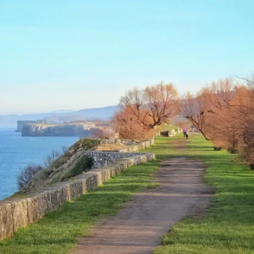 Vista de la costa de Llanes desde el Paseo de San Pedro