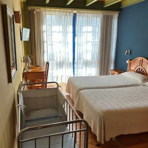 Habitación con cuna del Hotel Cuevas del Mar