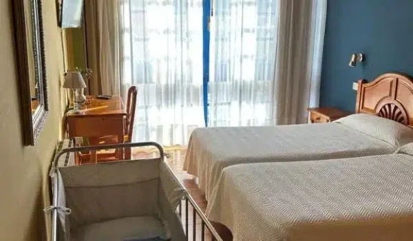 Habitación con cuna del Hotel Cuevas del Mar