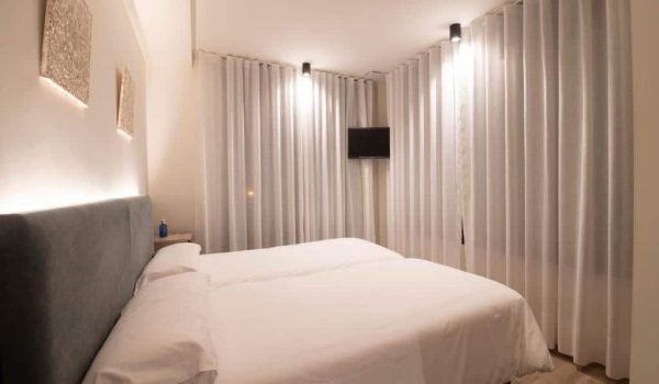 Diseño del interior de una habitación del Hotel A Mares.