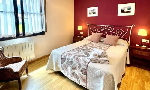 Diseño de una habitación del Hotel Rural El Texeu