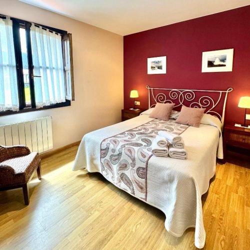 Diseño de una habitación del Hotel Rural El Texeu