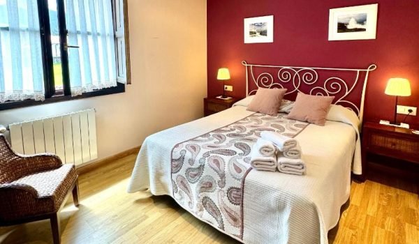 Diseño de una habitación del Hotel Rural El Texeu