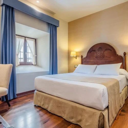 Cama de la habitación del Hotel Don Paco