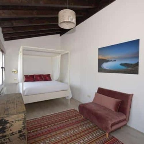 Imagen de uno de los dormitorios de la villa el tinganon