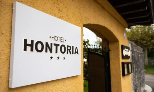 Entrada del Hotel Hontoria.