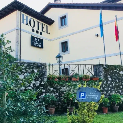 Imagen de la entrada del Hotel La Arquera.