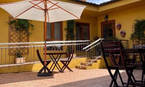 Entrada principal del Hotel Pugide