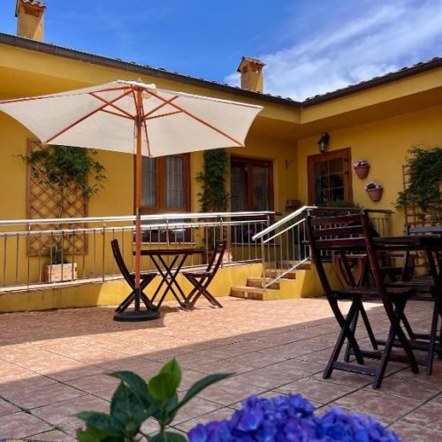 Entrada principal del Hotel Pugide