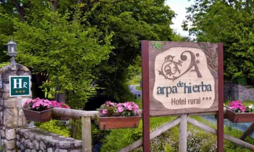 Cartel de entrada del Hotel Rural Arpa de Hierba.
