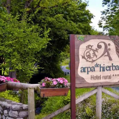Cartel de entrada del Hotel Rural Arpa de Hierba.