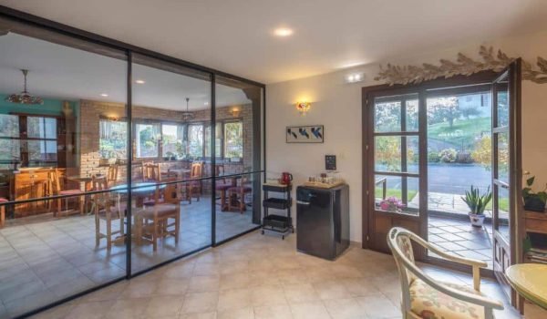 Entrada y comedor del Hotel Rural Porrúa