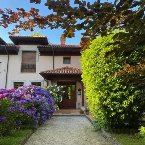 Entrada principal del Hotel Rural Arpa de Hierba.