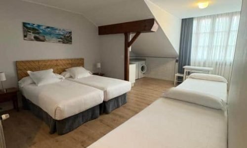 Imagen de una habitación estudio familiar en el Hotel Puerto de Llanes