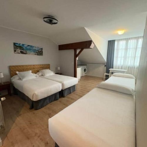 Imagen de una habitación estudio familiar en el Hotel Puerto de Llanes