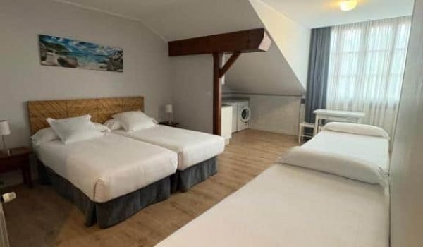 Imagen de una habitación estudio familiar en el Hotel Puerto de Llanes
