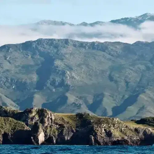 Imagen panorámica de la costa de Llanes con la Sierra del Cuera de fondo durante la etapa 1 de la Senda Costera.