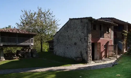 Imagen de la fachada y exteriores del Museo del Oriente de Asturias