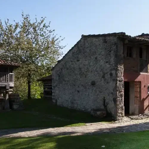 Imagen de la fachada y exteriores del Museo del Oriente de Asturias