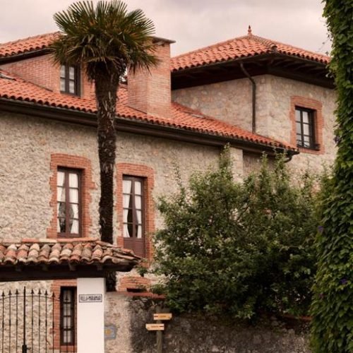 Imagen de la fachada y entrada del Hotel Villa Miramar