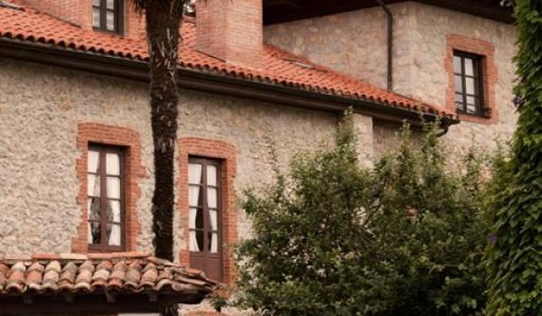 Imagen de la fachada y entrada del Hotel Villa Miramar