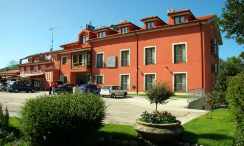 Imagen de la fachada del Hotel Bufón de Arenillas.