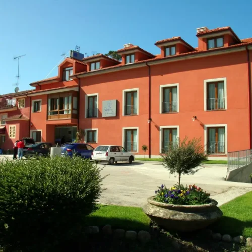 Imagen de la fachada del Hotel Bufón de Arenillas.