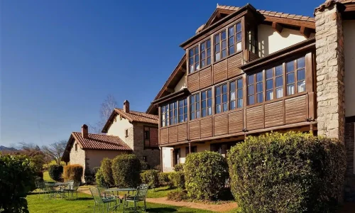 Otra imagen de la fachada y ventanales del Hotel Rural La Montaña Mágica