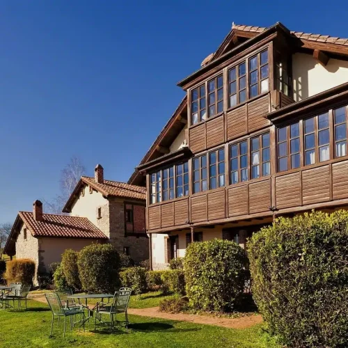 Otra imagen de la fachada y ventanales del Hotel Rural La Montaña Mágica