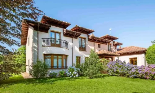 Imagen de la fachada del Hotel Rural Arpa de Hierba.