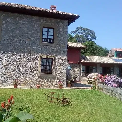 Imagen de la fachada exterior del Hotel Rural Ovio.