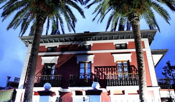 Fachada principal del Hotel Casa de Indianos