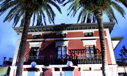 Fachada principal del Hotel Casa de Indianos Don Tomás