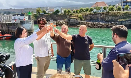 Brindis de la Cofradía de Pescadores en el puerto antes de recibir a la Familia Real en Llanes