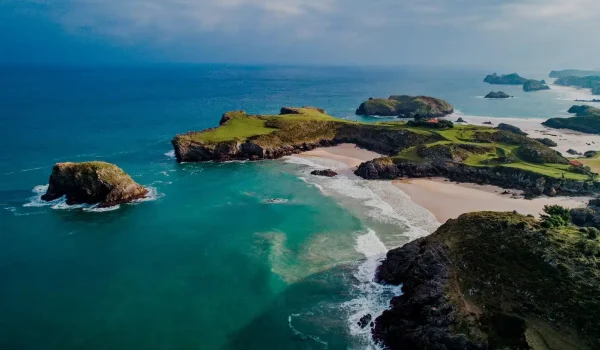 Imagen aérea de la costa de Celorio.
