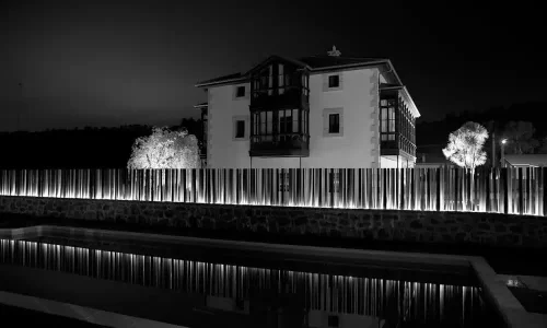 Imagen nocturna del Hotel Villa Marrón.