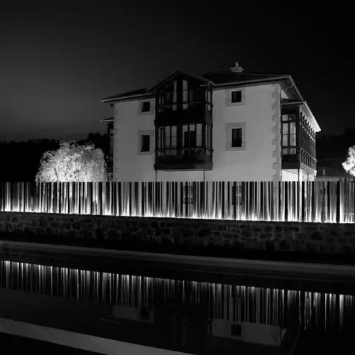 Imagen nocturna del Hotel Villa Marrón.
